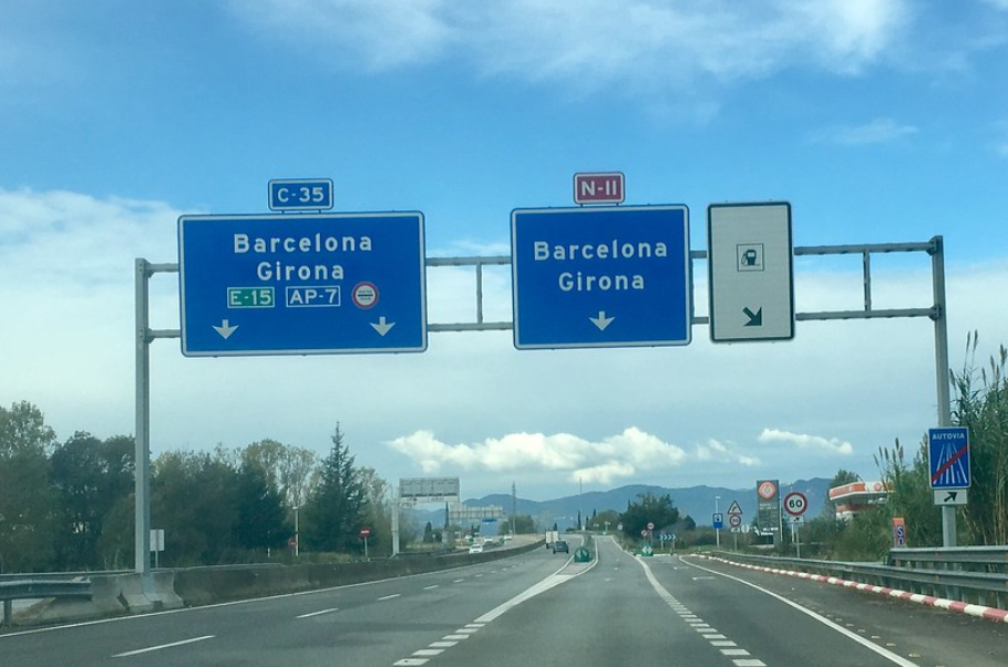 Bafrcelona straatnaambord reizen met de auto naar Barcelona