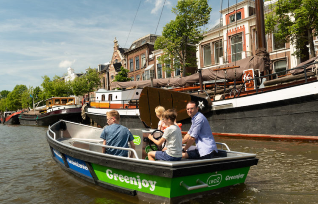 activiteit in Leeuwarden sloepje varen